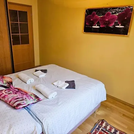 Apartment Family For 6, 10mins To Centre, Free Parking, Quiet Location, New Furniture, Balcony