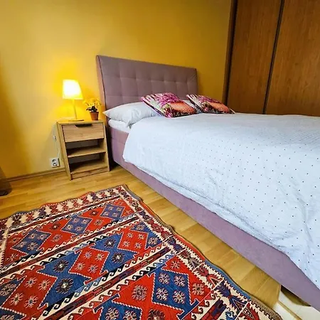 Apartment Family For 6, 10mins To Centre, Free Parking, Quiet Location, New Furniture, Balcony *