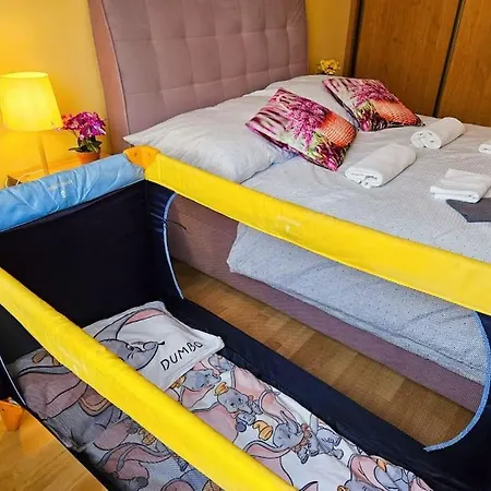 Family For 6, 10mins To Centre, Free Parking, Quiet Location, New Furniture, Balcony