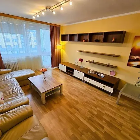 Family For 6, 10mins To Centre, Free Parking, Quiet Location, New Furniture, Balcony * Prague